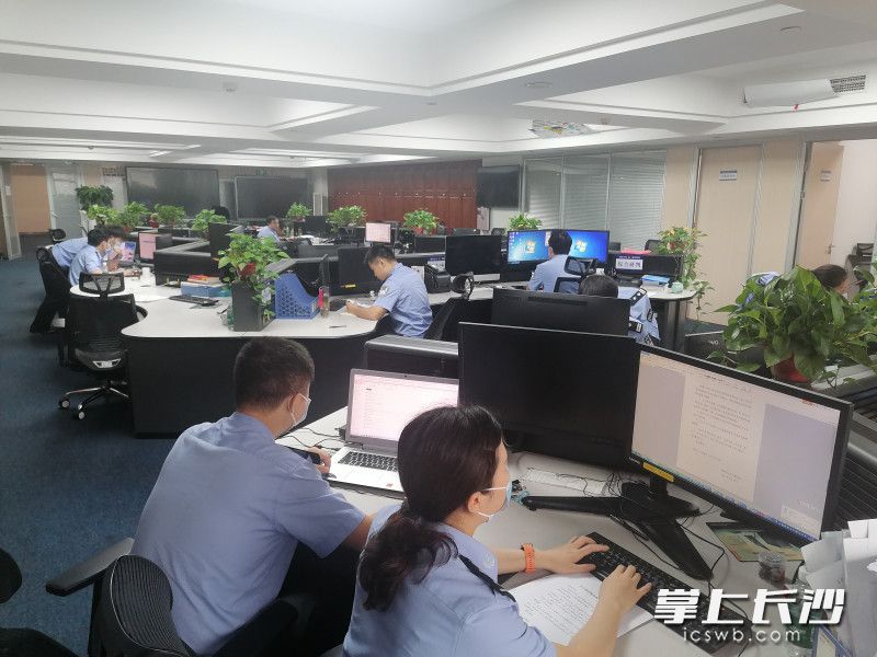 凌晨,，省公安廳防疫數(shù)據(jù)篩查專班的民警們?nèi)栽诿β抵小：瞎?供圖