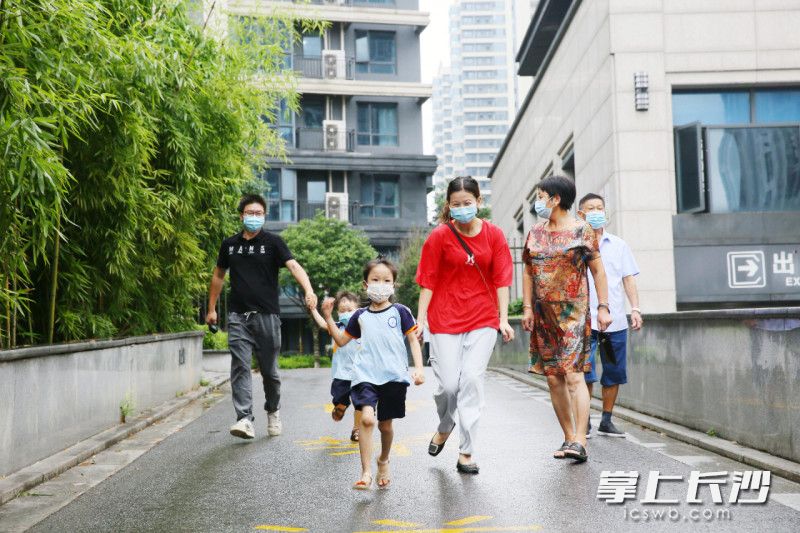 居民紛紛從家中走了出來,，在小區(qū)里遛彎透氣,。