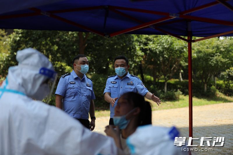 益陽市公安局赫山分局民警在封控小區(qū)鉑金漢宮執(zhí)勤,。