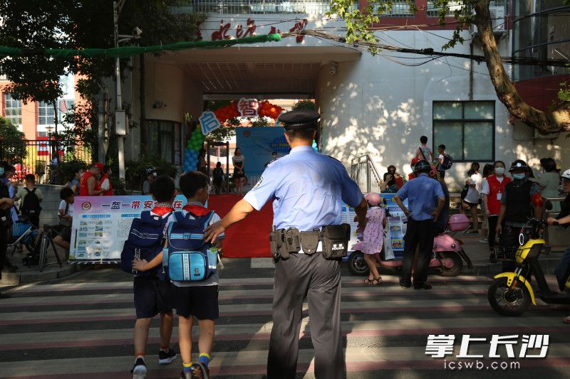 清水塘派出所民警在清水塘小學(xué)開展護(hù)學(xué)。