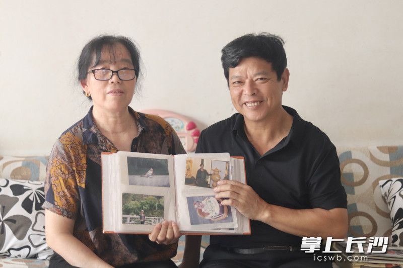 家中幾本厚厚的相冊(cè)，記錄下立立的成長(zhǎng)時(shí)光。 均為 長(zhǎng)沙晚報(bào)通訊員 趙佳慧 攝