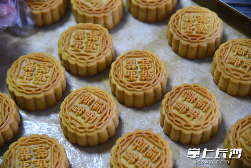 剛剛出爐的月餅,，芳香四溢,。