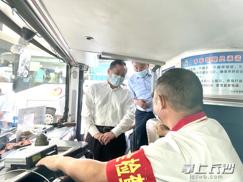 在湘江新區(qū)綜合交通樞紐檢查期間,，張敏登上待發(fā)客車與駕駛員交談,，了解安全行車情況。 長沙晚報全媒體記者 聶映榮 攝
