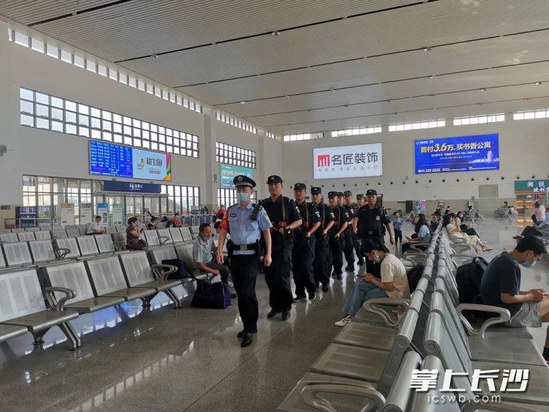邵陽(yáng)公安組織民警輔警在高鐵站巡邏。