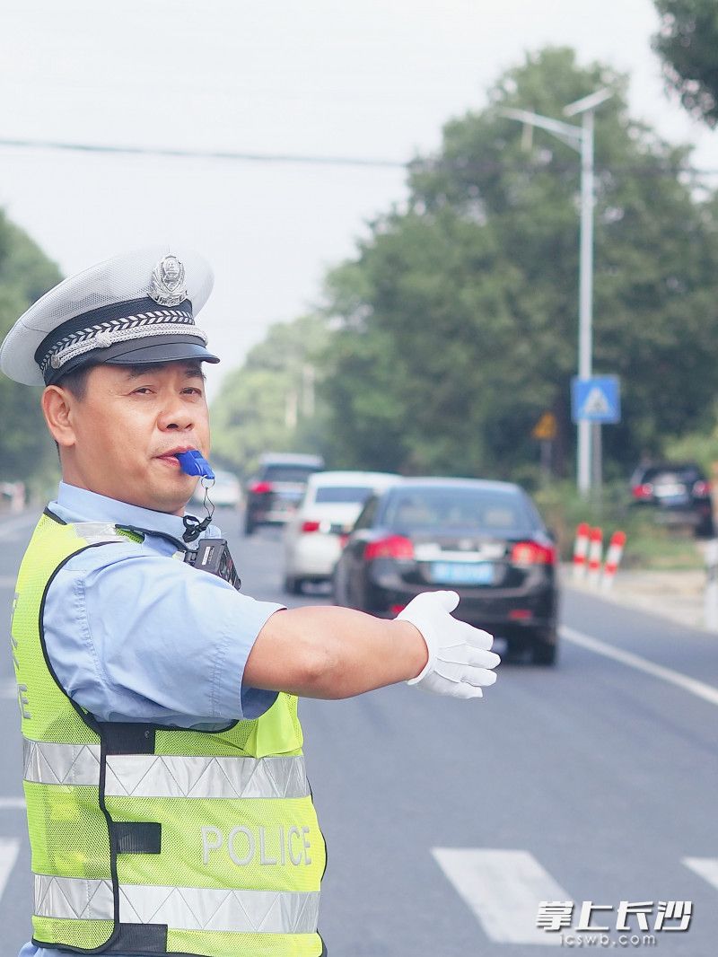 10月1日,，益陽(yáng)市公安局交警支隊(duì)民警在街面指揮交通，保障道路交通安全順暢,。