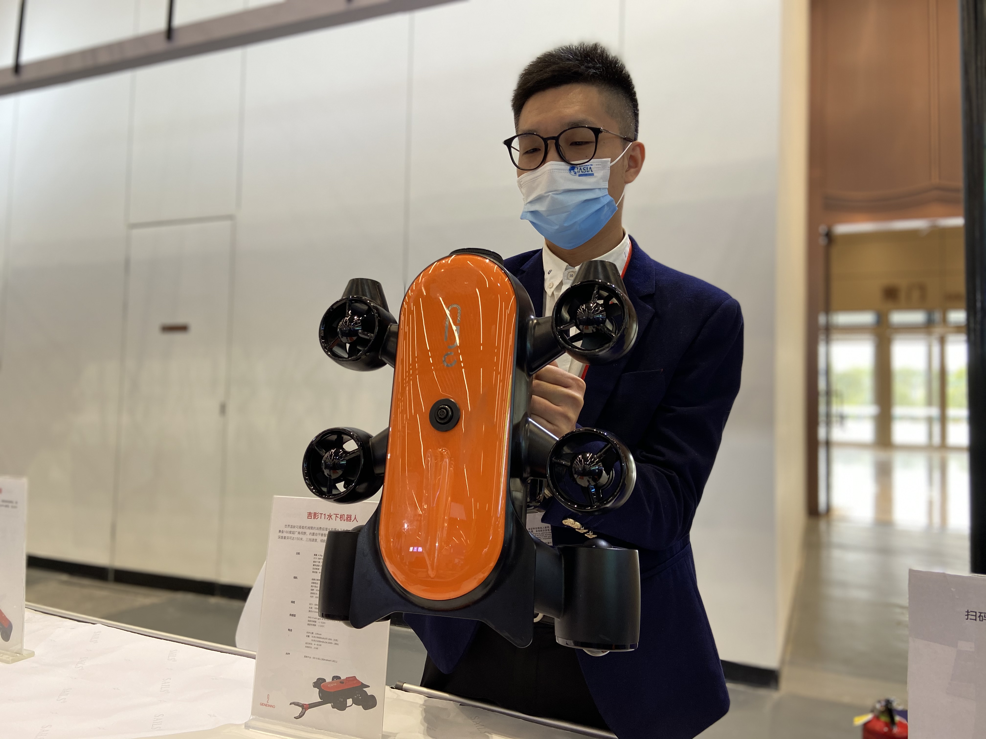 “吉影科技”工作人員展示公司產(chǎn)品,。 長沙晚報(bào)全媒體記者 周輝霞 攝