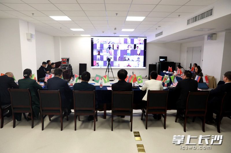 由科技部主辦,、中南大學(xué)湘雅醫(yī)院承辦的“一帶一路”國家胃腸外科腹腔鏡技術(shù)國際培訓(xùn)班開班授課。  湘雅醫(yī)院供圖