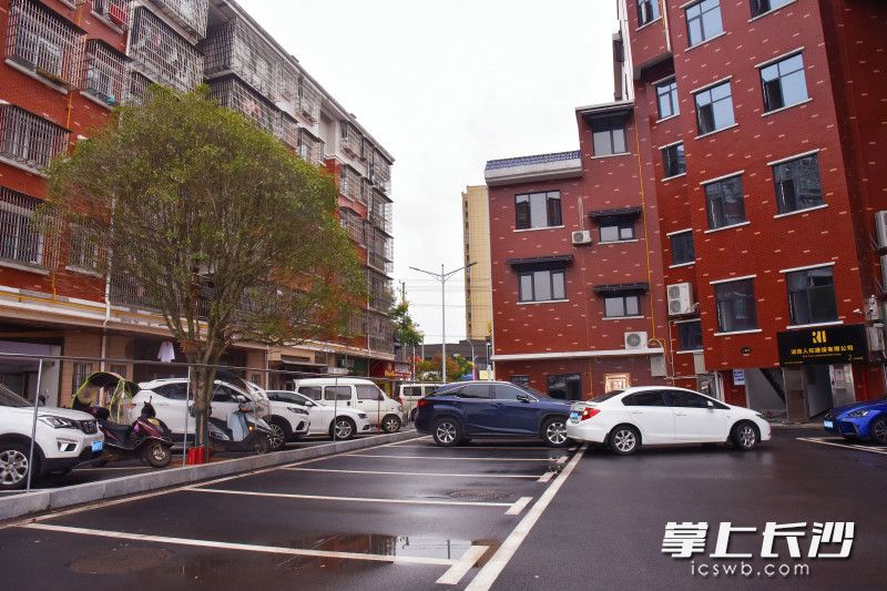 永安鎮(zhèn)文昌安置小區(qū)新增一個免費停車場,，施劃了47個車位，“停車難”現(xiàn)象大為緩解,。長沙晚報通訊員 熊蕾 攝