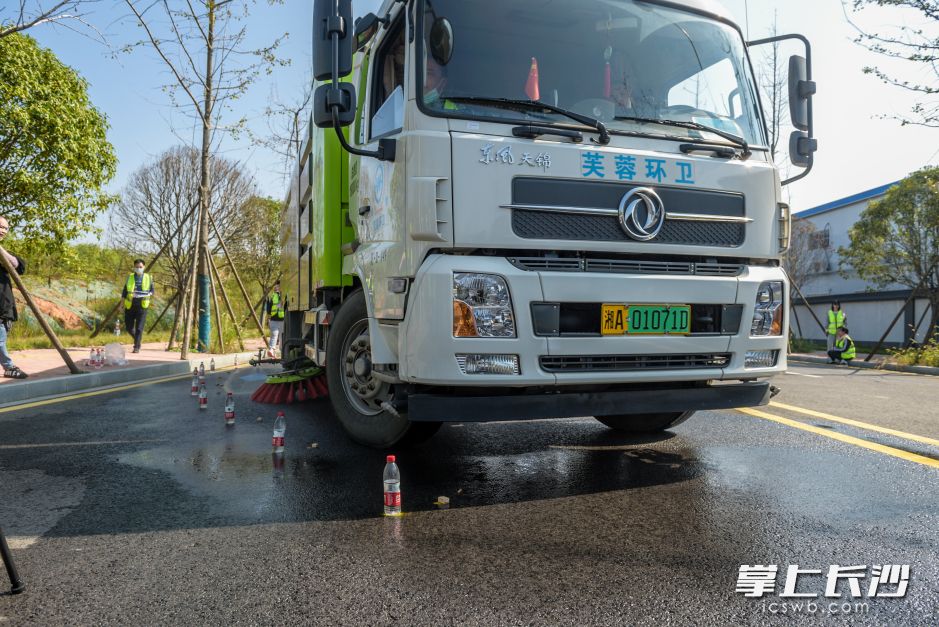 環(huán)衛(wèi)作業(yè)車(chē)輛比賽彎道清掃。全媒體記者 陳飛攝