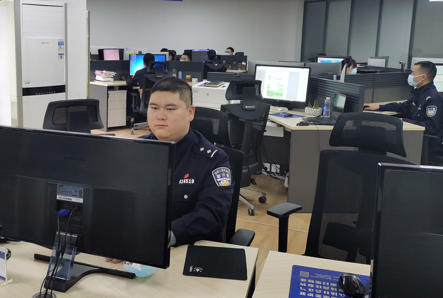 為盡快阻斷疫情傳播鏈條,，高宏鋒和同事們加班加點開展涉疫數(shù)據(jù)核查和流調(diào)溯源工作。 長沙晚報通訊員 李思霖 攝