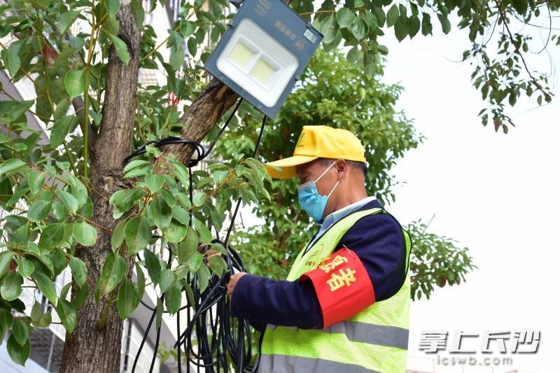 戴四江為檢測(cè)場(chǎng)地接臨時(shí)電線,。長(zhǎng)沙晚報(bào)通訊員 陳湘意 攝