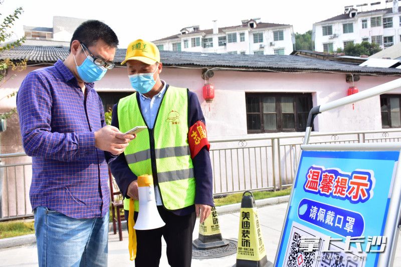 一大早,，戴四江又來(lái)到檢測(cè)現(xiàn)場(chǎng)值守,。長(zhǎng)沙晚報(bào)通訊員 陳湘意 攝