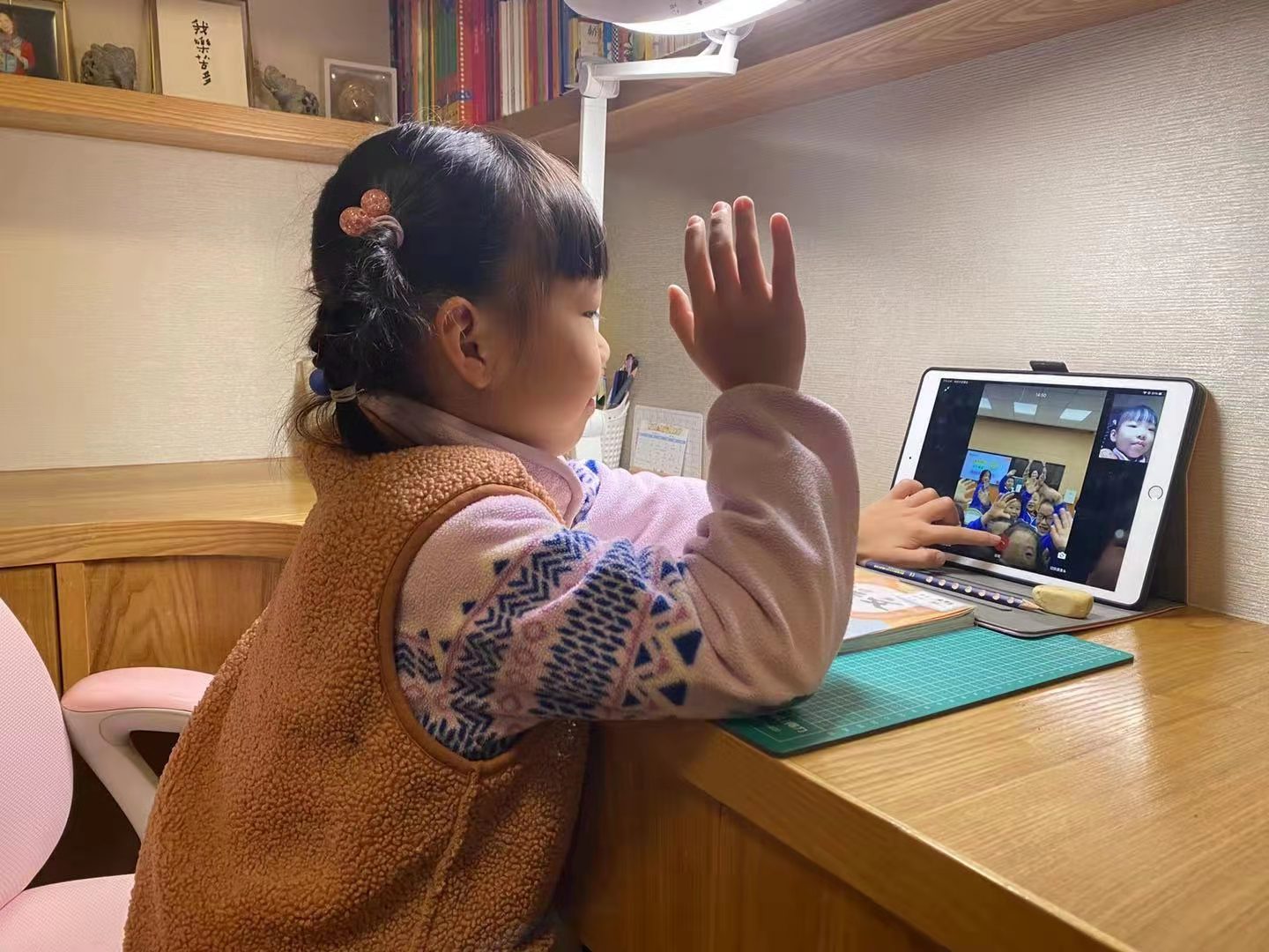 通過(guò)“云課堂”,，居家防疫的凌夢(mèng)馬既可以同步學(xué)習(xí),，還能和同學(xué)們互動(dòng)。 受訪者家人供圖