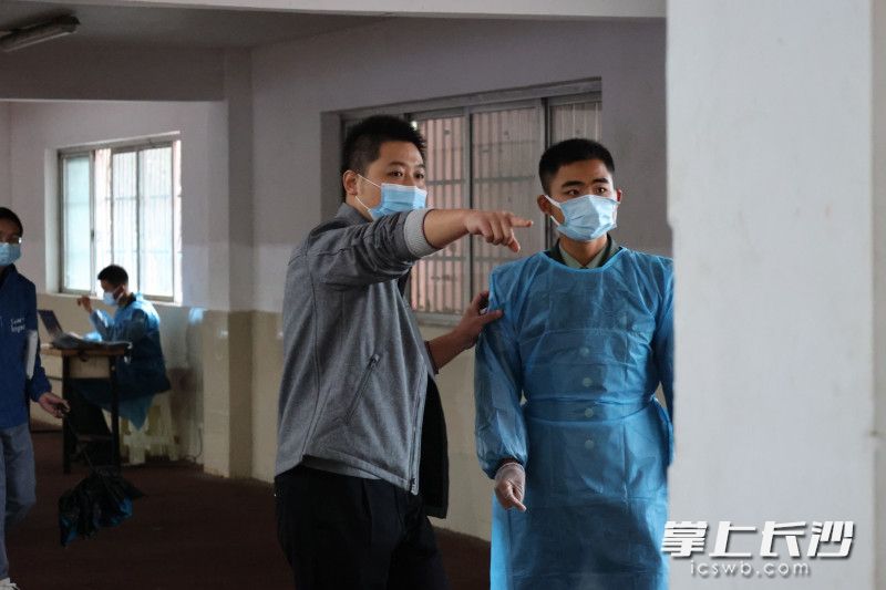 鄒澳與社區(qū)工作人員,，志愿者一起檢查門面的防疫措施到位情況。 湘龍街道辦事處供圖
