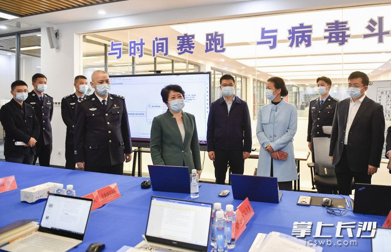 在市公安局，吳桂英看望慰問流調(diào)溯源數(shù)據(jù)合成作戰(zhàn)專班工作人員,。長沙晚報(bào)全媒體記者 余劭劼 攝
