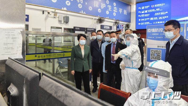 10月26日上午,，省委常委,、市委書記吳桂英在長沙火車站檢查疫情防控工作，現(xiàn)場督導(dǎo)某車次旅客出站處置,。長沙晚報(bào)全媒體記者 余劭劼 攝