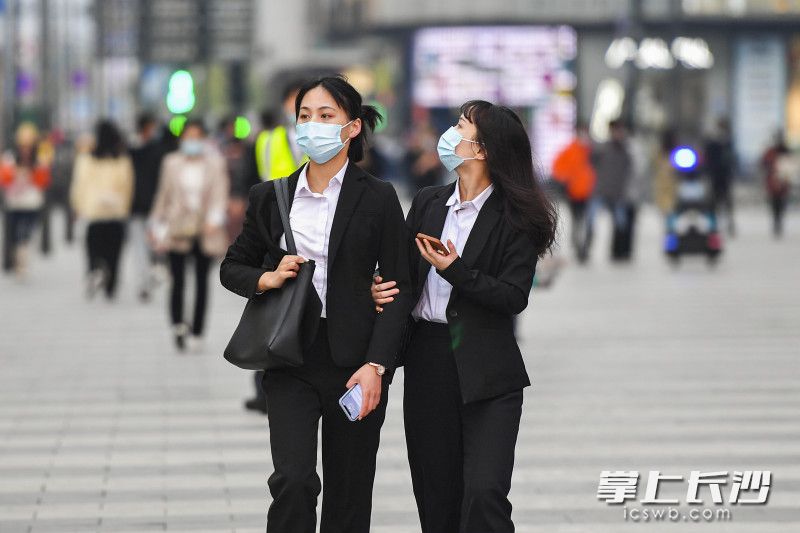 在長(zhǎng)沙黃興南路，市民規(guī)范佩戴口罩出行,。全媒體記者 郭雨滴 攝