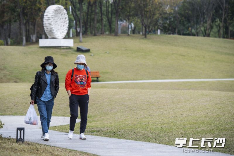 在長(zhǎng)沙李自健美術(shù)館前,，游客戴著口罩游覽。長(zhǎng)沙晚報(bào)全媒體記者 黃啟晴 攝
