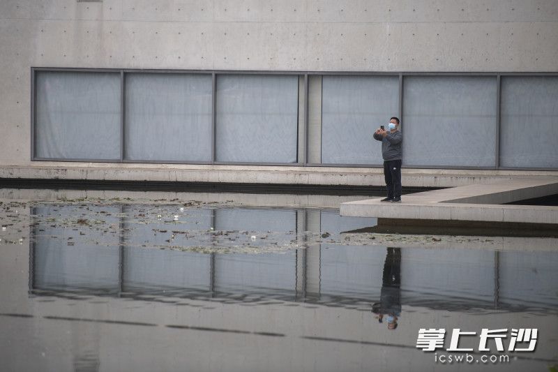 在謝子龍影像藝術(shù)館前,，游客戴著口罩在游覽,。全媒體記者 黃啟晴 攝
