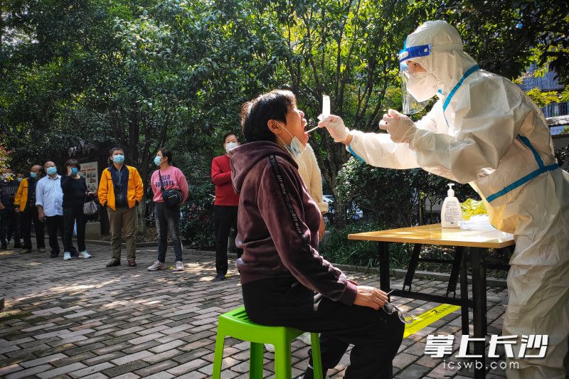 在芙蓉區(qū)馬王堆社區(qū)，居民正在有序進(jìn)行核酸檢測(cè),。 全媒體記者 郭雨滴 攝