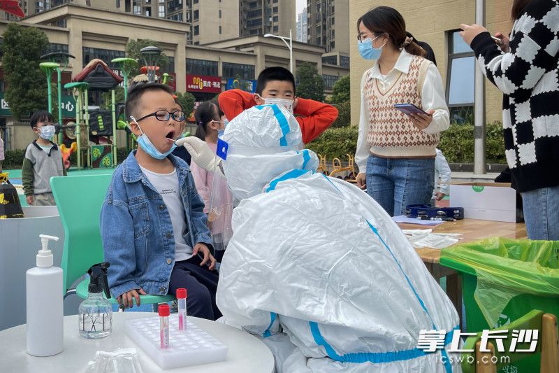 在岳麓區(qū)省文旅廳幼兒園梅溪湖分園,，小朋友正在進(jìn)行核酸檢測(cè),。全媒體記者黃啟晴 通訊員 鄧淑霞 攝