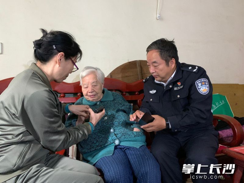 26日,，石建民在為市民采集指紋。長沙晚報全媒體記者 鄧艷紅 攝