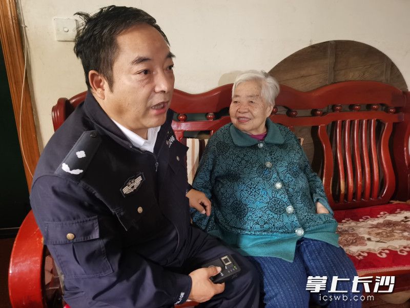 26日，石建民在為市民采集指紋,。長沙晚報全媒體記者 鄧艷紅 攝