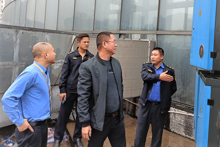 寧鄉(xiāng)市城管局“凈煙”行動多措并舉取得實效，為爭創(chuàng)全國文明典范城市增添了一抹“城管藍”,。長沙晚報全媒體記者 張禹 通訊員 張宏艷 攝影報道