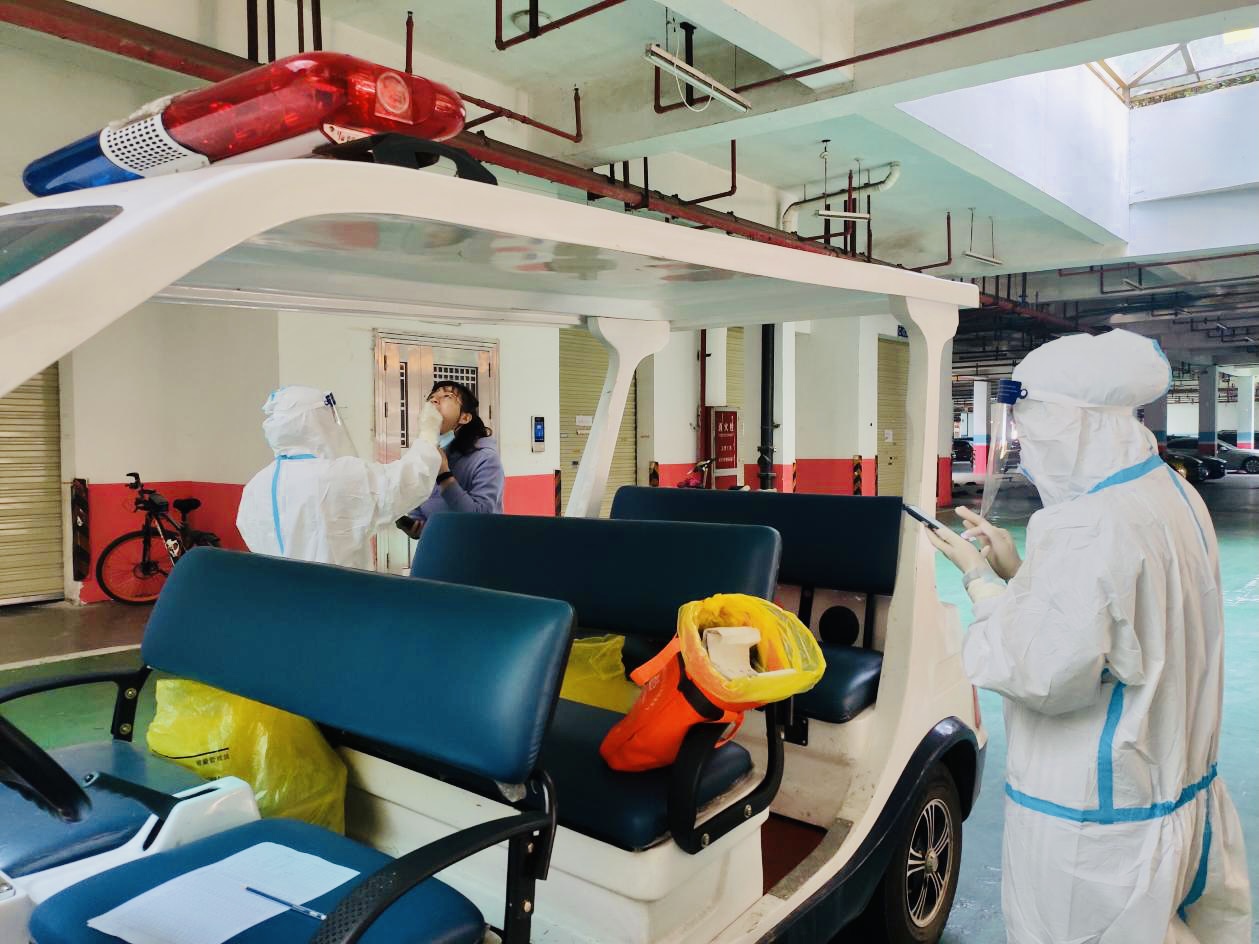 防疫人員“全副武裝”在車庫等小區(qū)出入要道把關查驗,。 通訊員 侯翔 攝