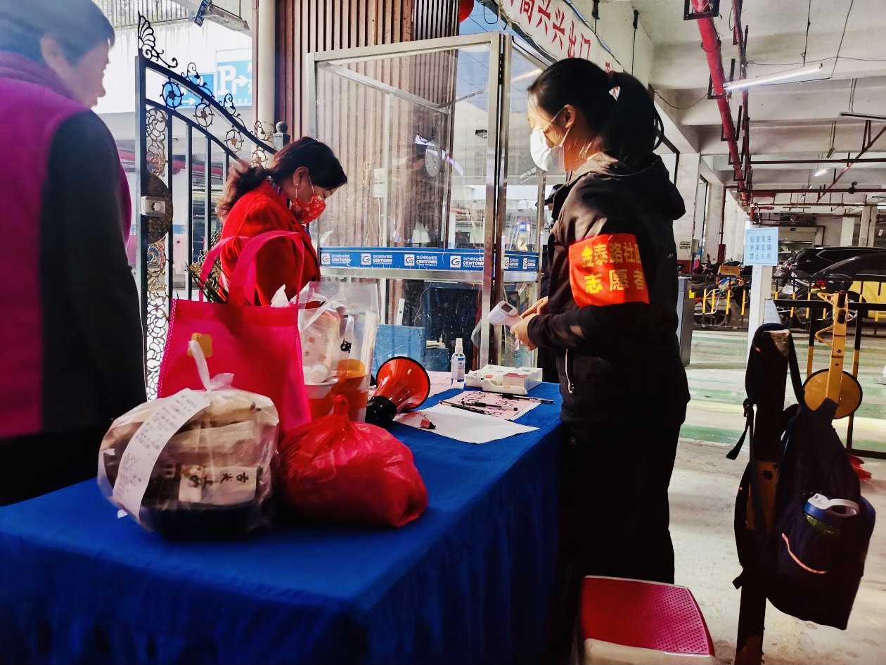 生活物資和外賣都集中定點放置,，由“宅家送”志愿者為居家管控和行動不便老人派送上門,。  通訊員 侯翔 攝