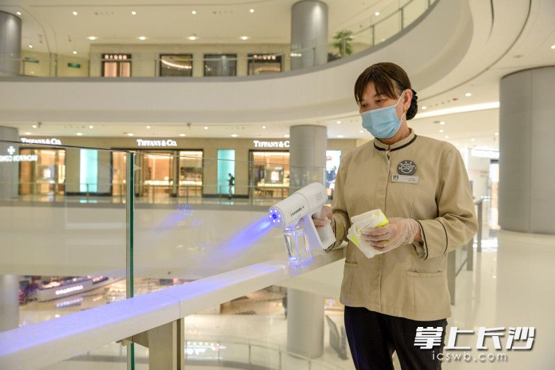 工作人員正在商場內(nèi)進行消殺。