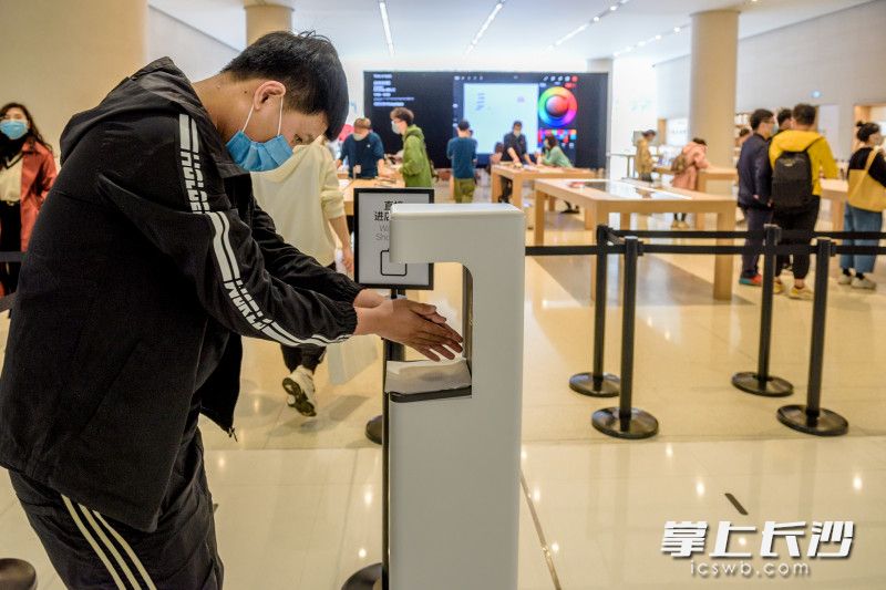 部分店門口擺放了消毒裝置,，供市民使用,。