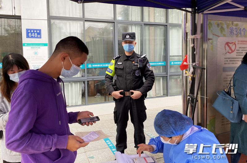 公安民警在核酸檢測(cè)點(diǎn)等重點(diǎn)部位守護(hù),。 均為長沙晚報(bào)通訊員 劉彬 供圖