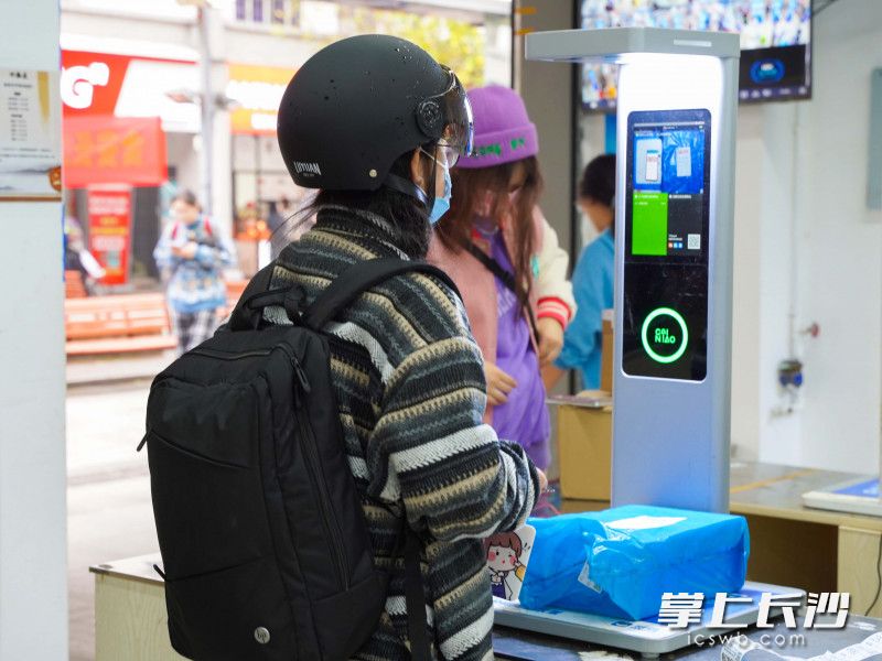 無人掃碼機(jī)極大地便利了取件操作，據(jù)了解該機(jī)器一小時可掃描超千件包裹,。