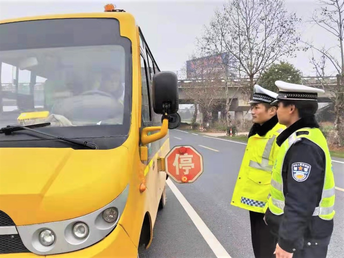 寧鄉(xiāng)市開展交通安全宣傳活動，交警正在對校車進行安全“大體檢”,。長沙晚報全媒體記者 張禹 通訊員 張卉宇 攝影報道