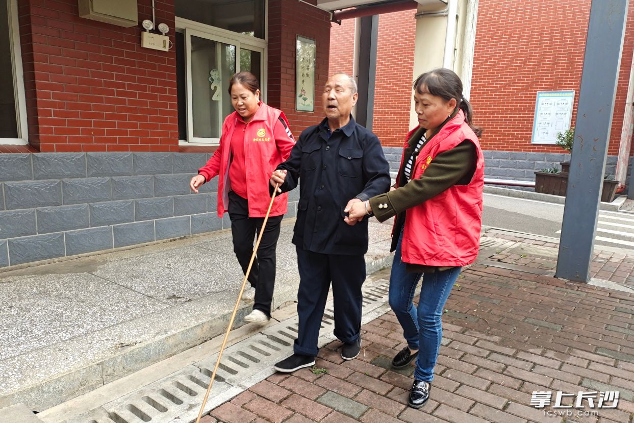 “金牌嫂子”在金井敬老院開展鄰里守望敬老孝老活動,。