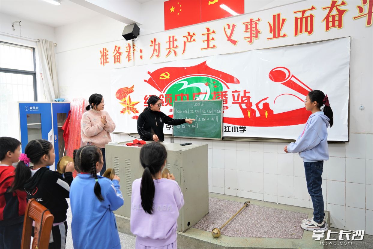 寧鄉(xiāng)市各中小學(xué)寓教于樂傳承紅色基因，圖為白馬橋街道濱江小學(xué)開展學(xué)生社團活動。