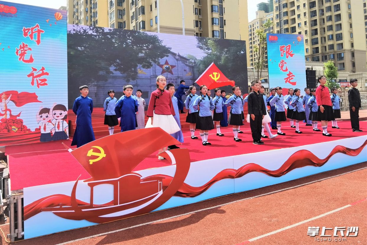 寧鄉(xiāng)市各中小學(xué)寓教于樂傳承紅色基因,，圖為白馬橋街道濱江小學(xué)孩子們在朗誦紅色經(jīng)典,。