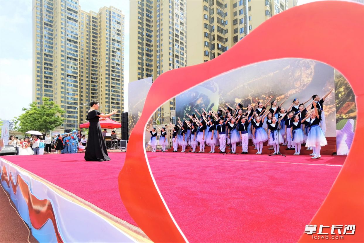 寧鄉(xiāng)市各中小學(xué)寓教于樂傳承紅色基因,，圖為白馬橋街道濱江小學(xué)音樂社團正在表演合唱《追尋》。