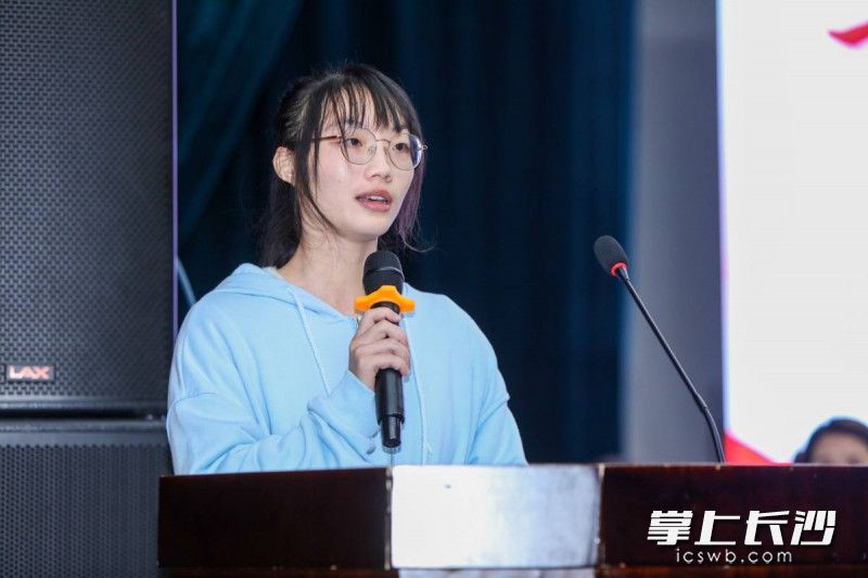 學(xué)生代表黃園在活動中發(fā)言,。