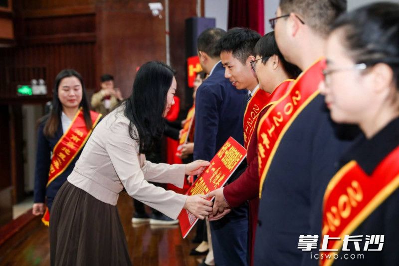一批優(yōu)秀的老師獲獎,。
