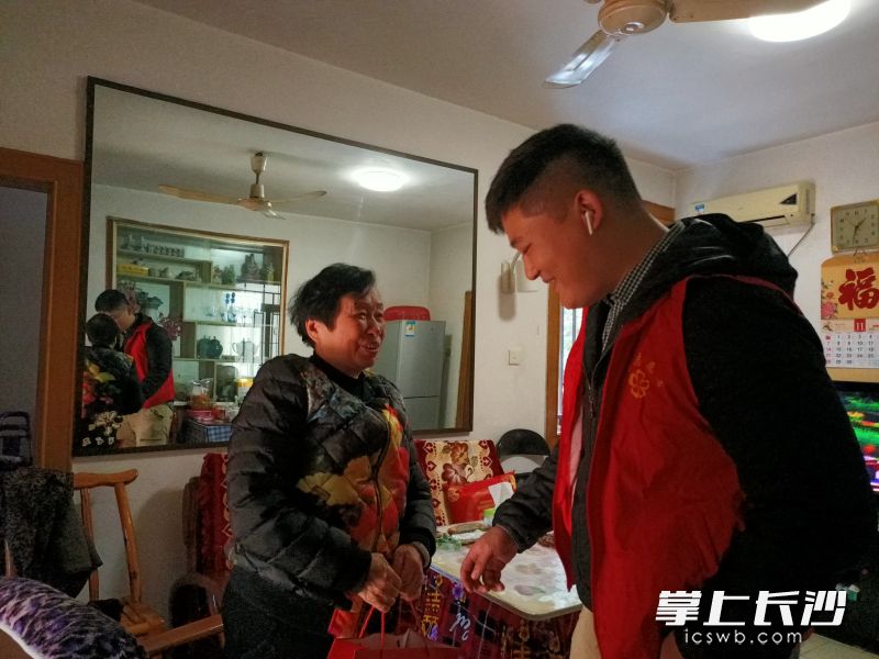 長沙好人莫天強看望獨居老人董煜煌,。