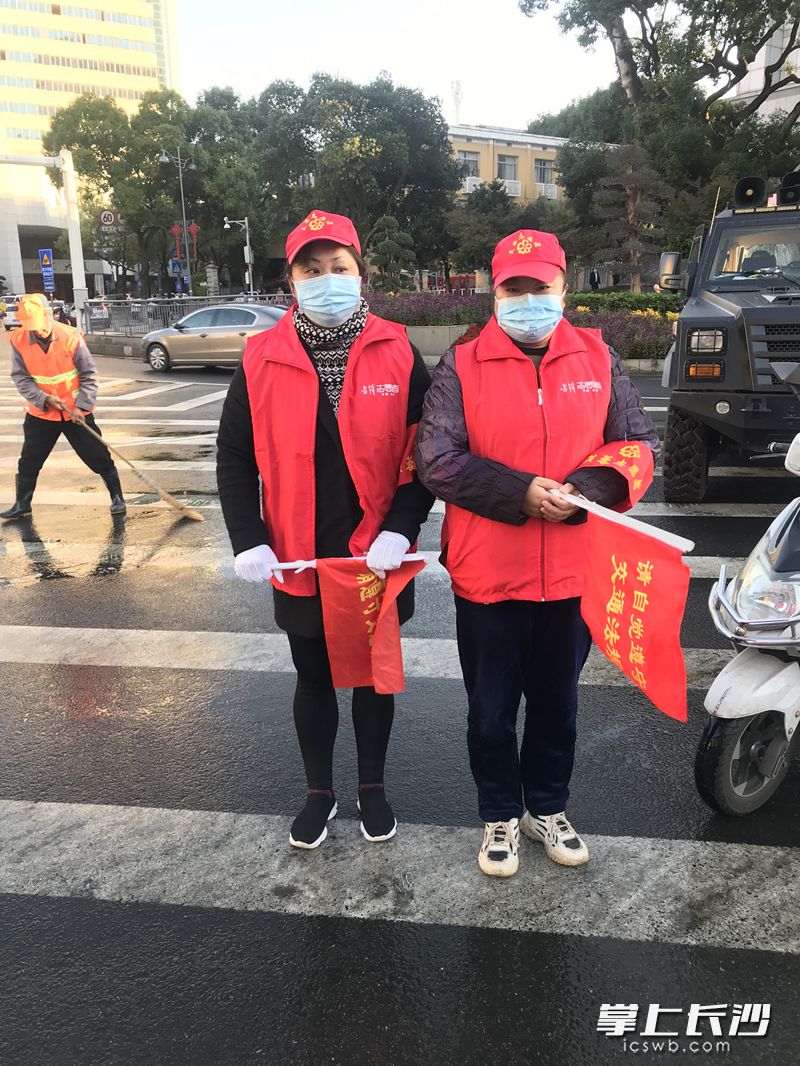 雷鋒志愿者吳驚麗在八一路韶山路口維護交通,。（左一）
