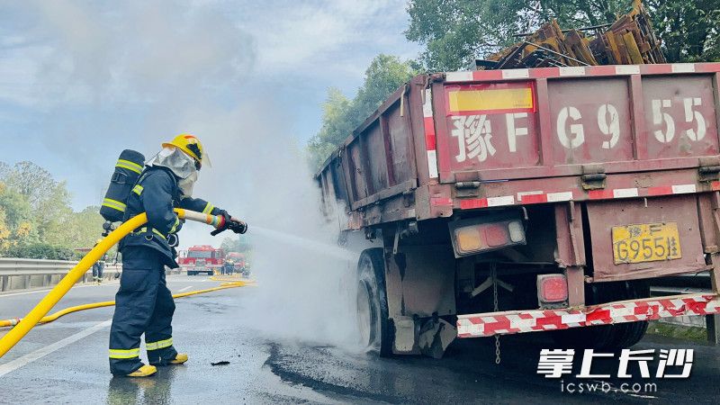 滅火救援現(xiàn)場。均為長沙晚報通訊員 謝海鵬 攝
