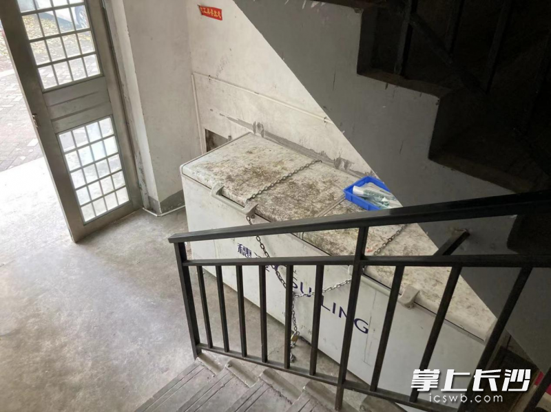 冰柜占用疏散通道。均為長(zhǎng)沙消防 供圖