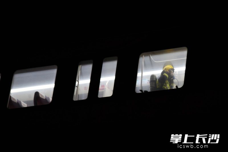 磁浮列車車廂內(nèi),，消防員展開“滅火救援”。