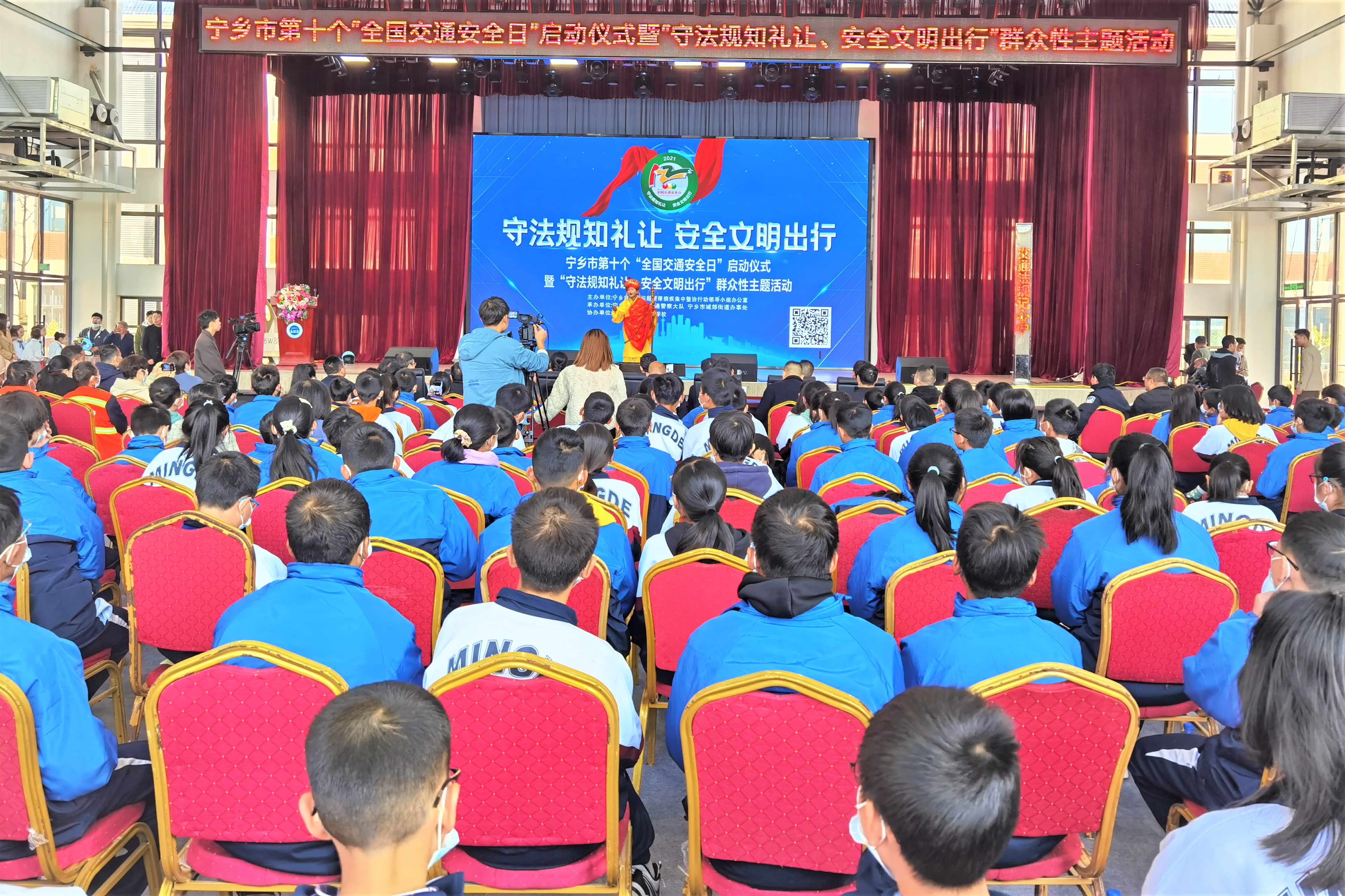 在明德藍(lán)月谷學(xué)校,，寧鄉(xiāng)市城郊街道主辦了“122全國交通安全日”活動，同學(xué)們通過文藝表演的形式倡導(dǎo)文明出行,。長沙晚報全媒體記者 張禹 攝