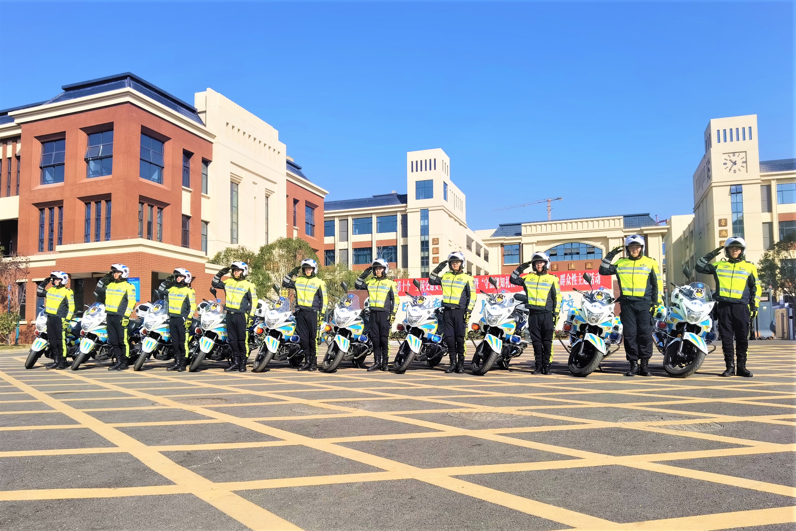 新組建的寧鄉(xiāng)市交警大隊鐵騎中隊亮相，駕駛摩托車的騎警主要負(fù)責(zé)交通事故快速處理和重要路段疏導(dǎo)保暢,。長沙晚報全媒體記者 張禹 攝