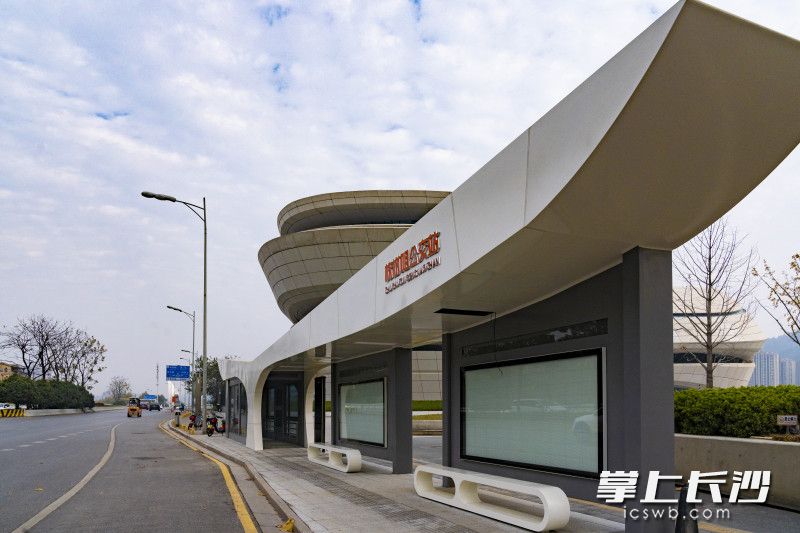 株樹咀站造型采用流線型設(shè)計，頗具特色,。 長沙晚報全媒體記者 陳煥明 通訊員 沈闊 攝影報道 