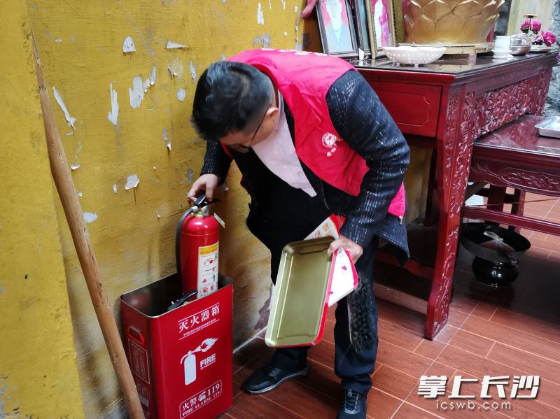 消防志愿者向群眾發(fā)放宣傳資料，并檢查滅火設(shè)施,。長沙晚報通訊員 熊方圓 供圖